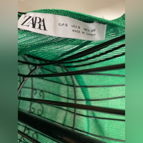 Shimmery green backless dress - Picture 5 of 5